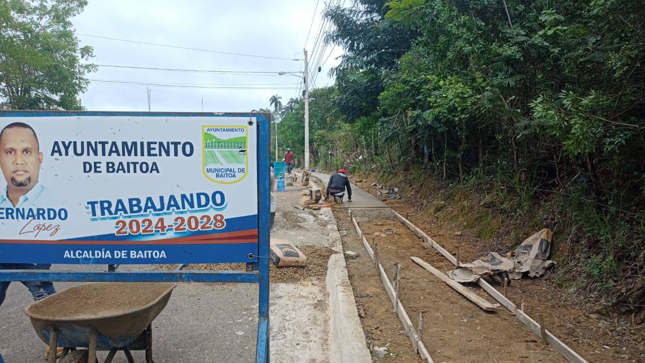 Después de las lluvias hemos retomado los trabajos de aceras Y contenes a la altura del km 3