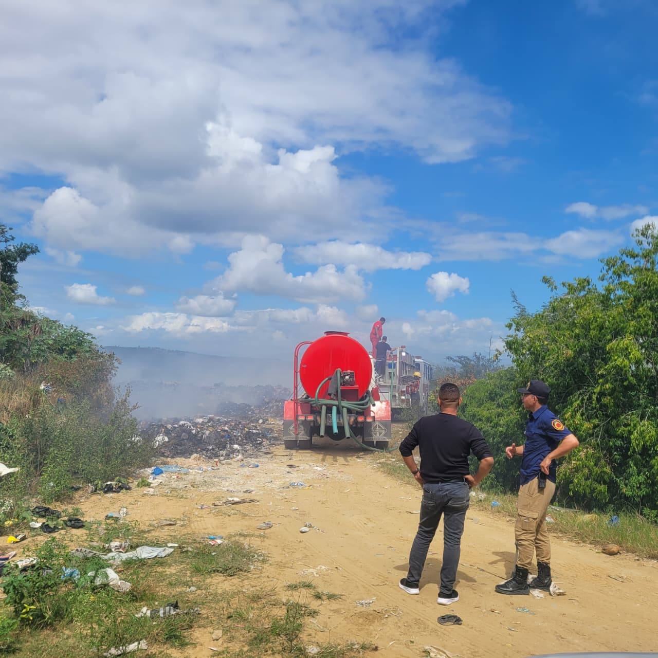 Alcaldía de Baitoa y su alcalde Bernardo López da la cara y enfrenta el problema de humareda proveniente del vertedero