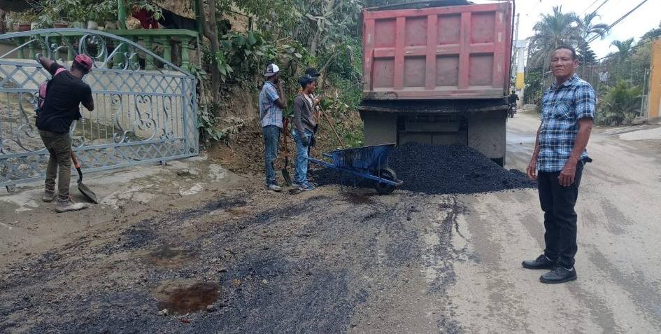 Ayuntamiento Baitoa en conjunto con Obras Públicas inician reparación de calles del municipio