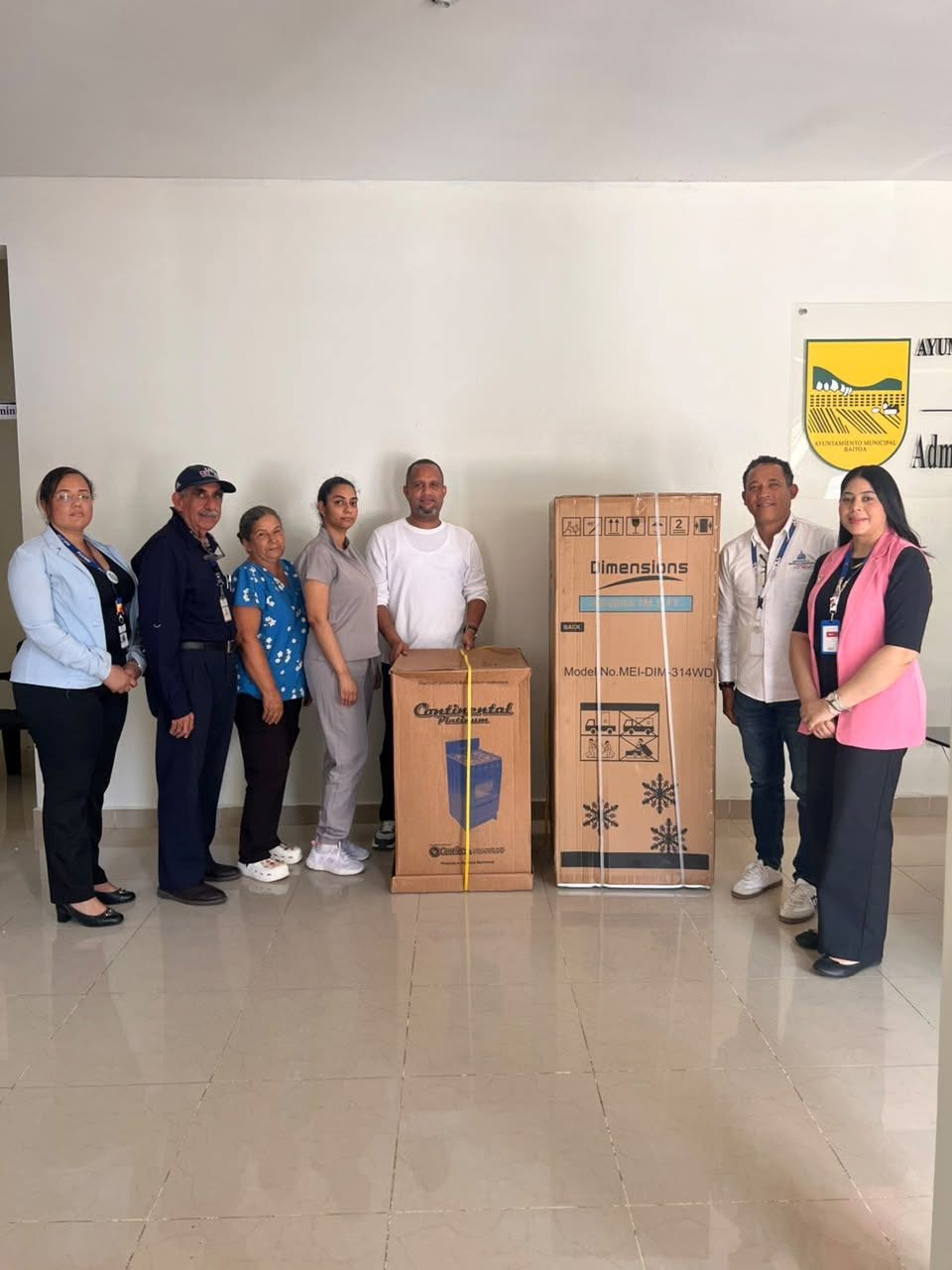 Alcaldía de Baitoa entrega equipos a la Policlínica de Baitoa Centro para fortalecer sus servicios